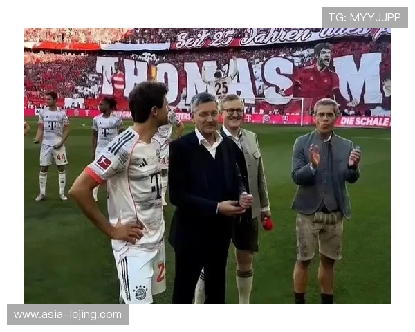 德罗西重返奥林匹克球场：南看台横幅致敬传奇教头