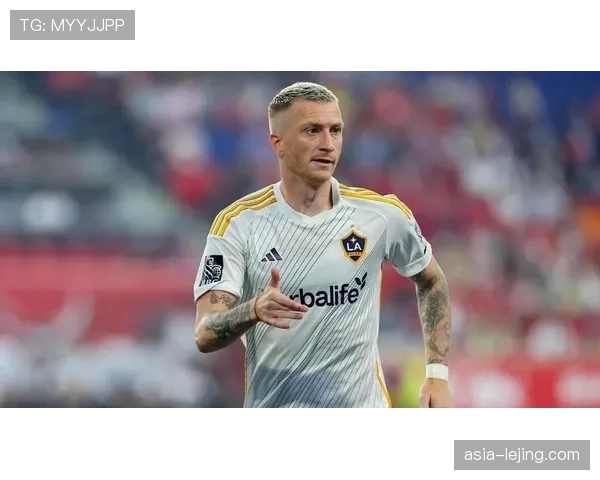 特写：退役在即，罗伊斯在训练结束后加练任意球